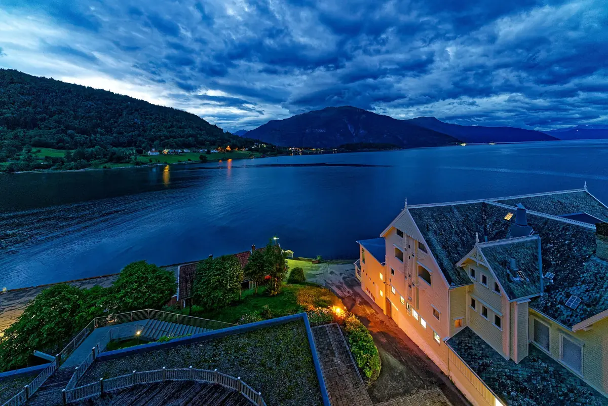 Der Sognefjord bei Balestrand in einer Sommernacht