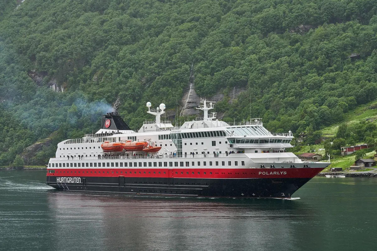 Ein Postschiff verlässt Geiranger
