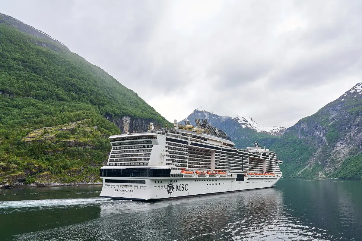 Ein großes Kreuzfahrtschiff im Geirangerfjord