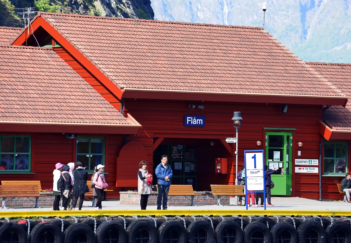Der Bahnhof Flåm mit seinem roten Gebäude