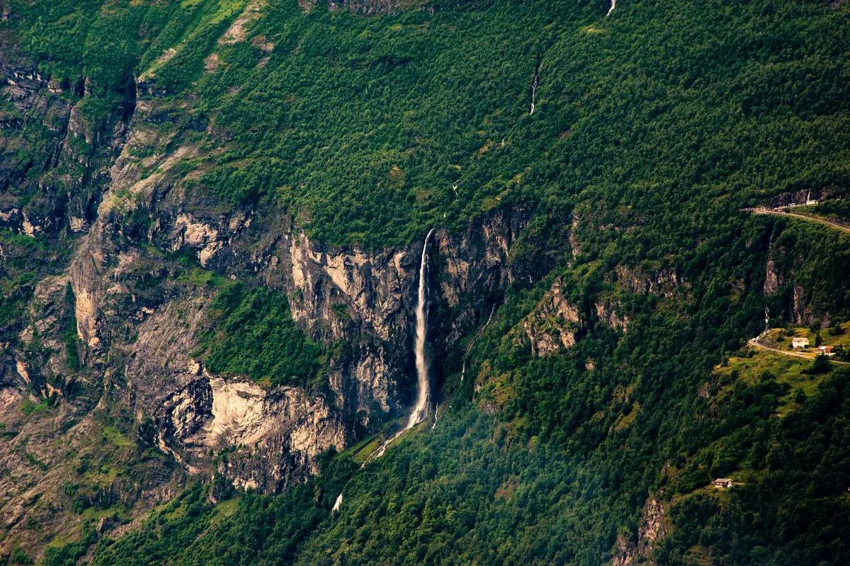 Ein Wasserfall an den Steilwänden über Geiranger