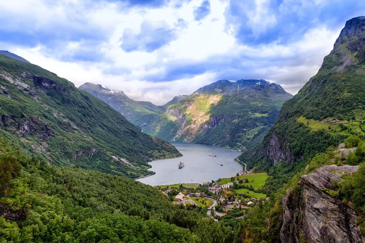 Der Geirangerfjord zwischen steilen grünen Bergen