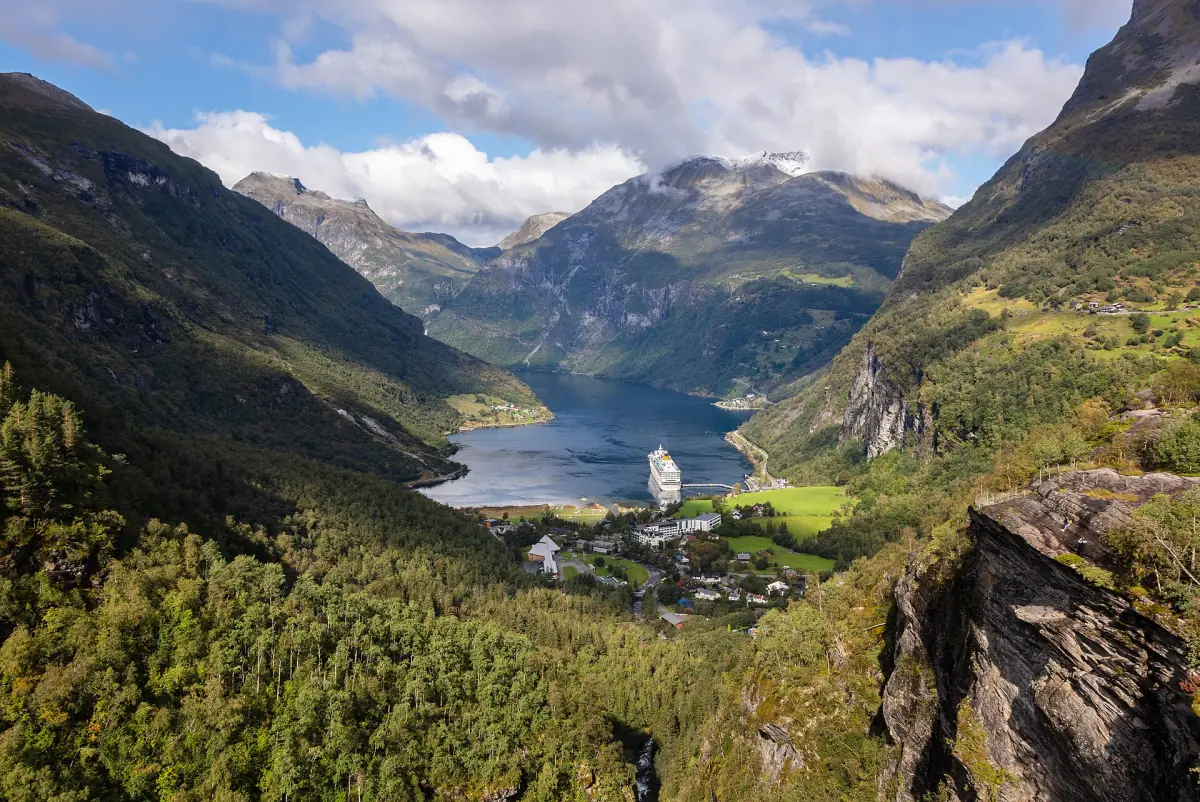Der Geirangerfjord vom Flydalsjuvet aus