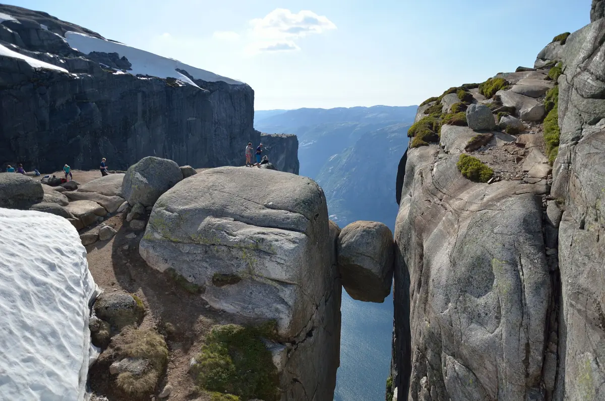 Der Kjeragbolten, eingeklemmt über dem Lysefjord