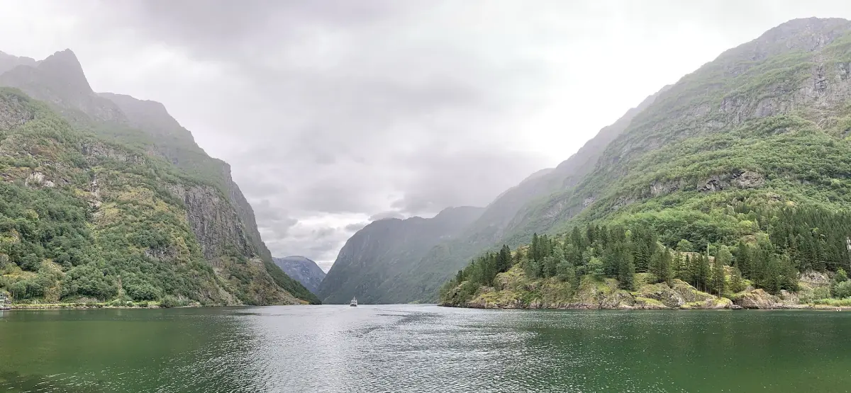 Der schmale Nærøyfjord zwischen Bergen