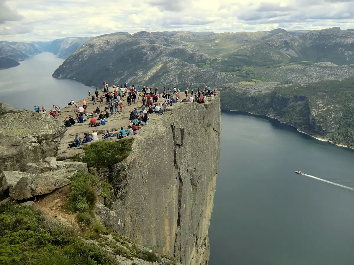 Besucher auf dem flachen Plateau des Preikestolen über dem Lysefjord