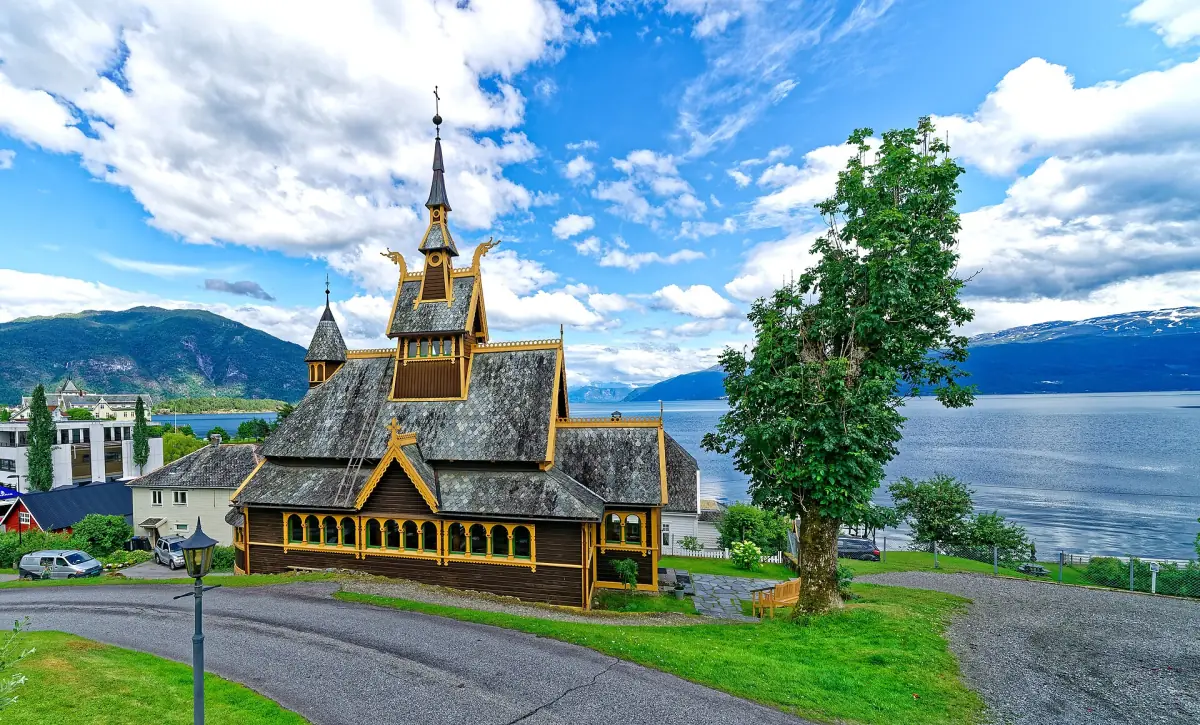 Die St.-Olafs-Kirche in Balestrand am Sognefjord